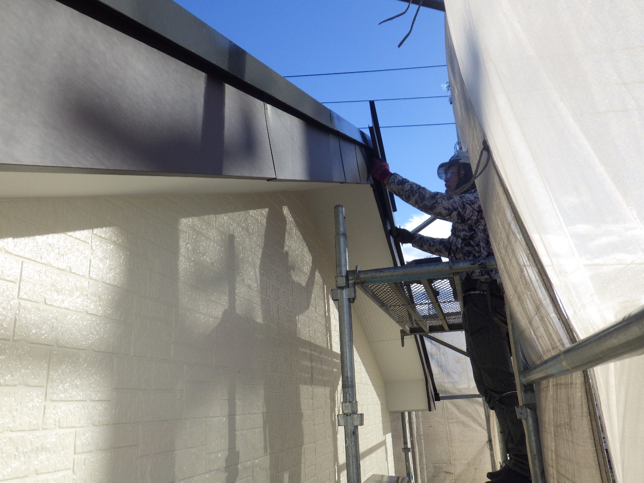 破風板金の取り付け中です