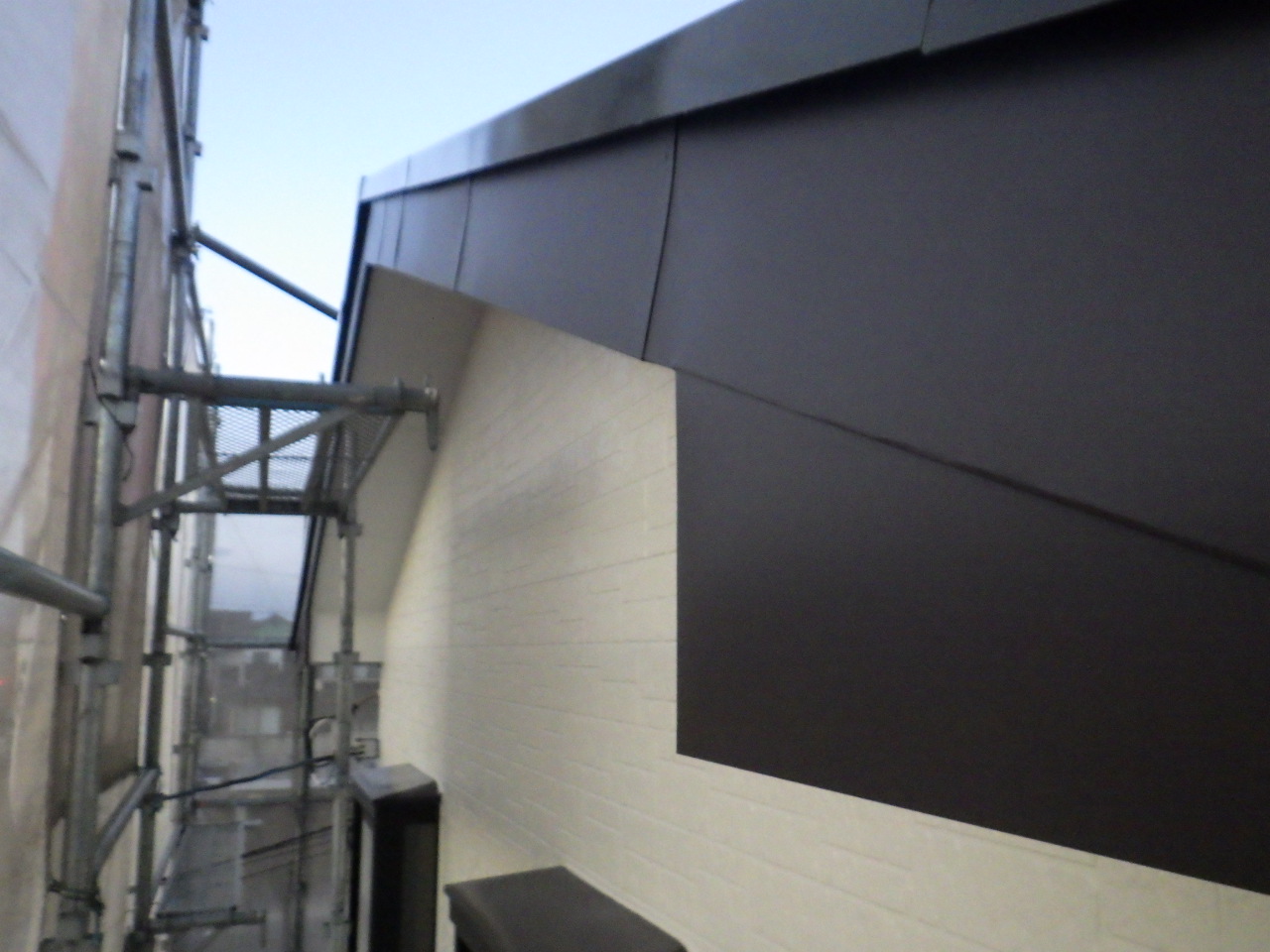 宇都宮市で木製破風板にガルバリウム鋼板製破風板金をカバー工事