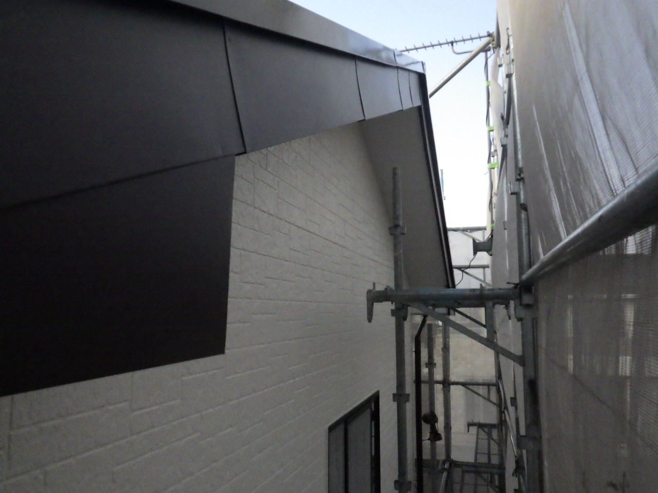 破風板金の取り付け終了です