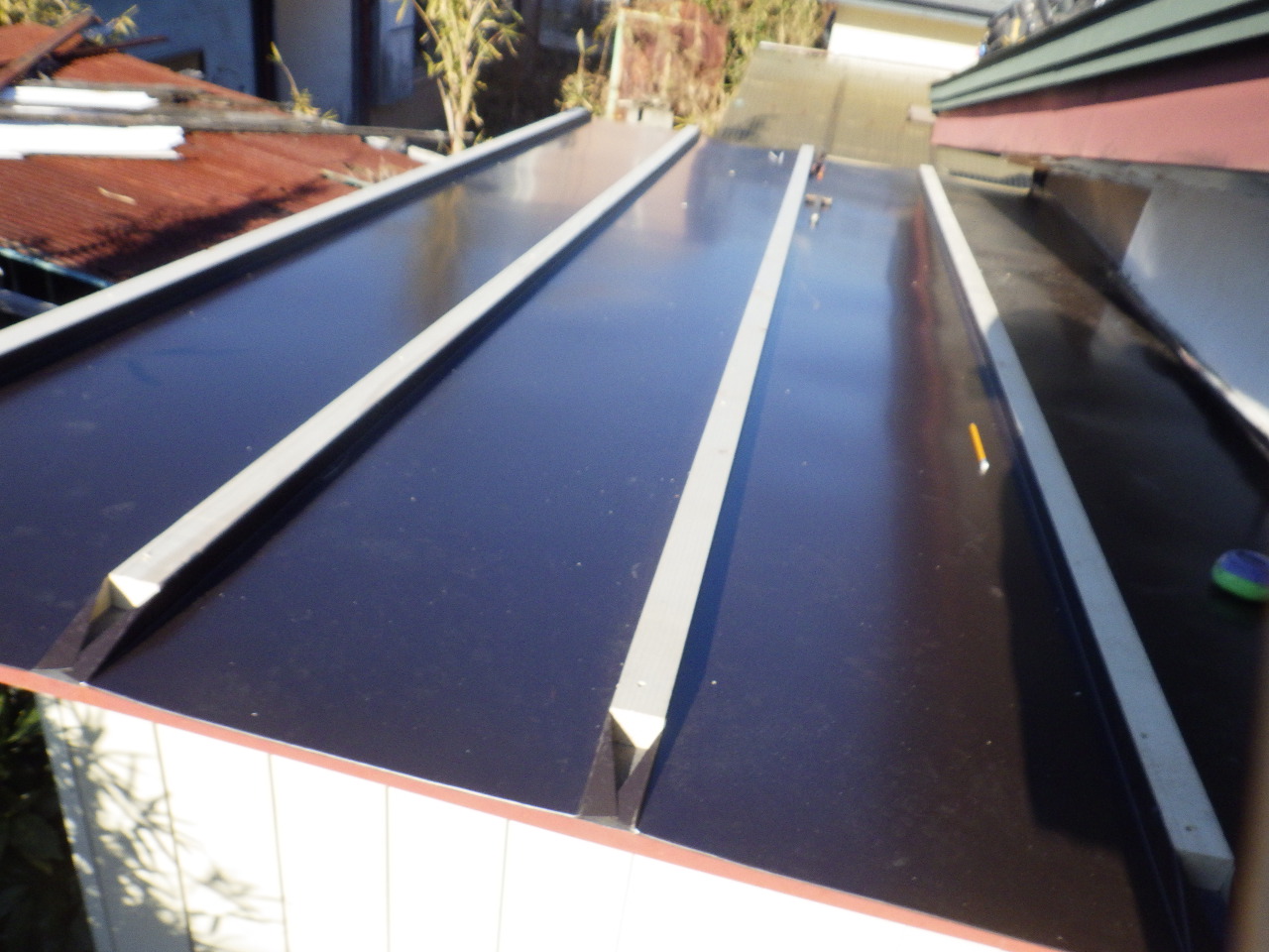 新しい金属屋根材の葺き替え