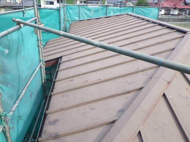 瓦棒屋根の表面状態を確認