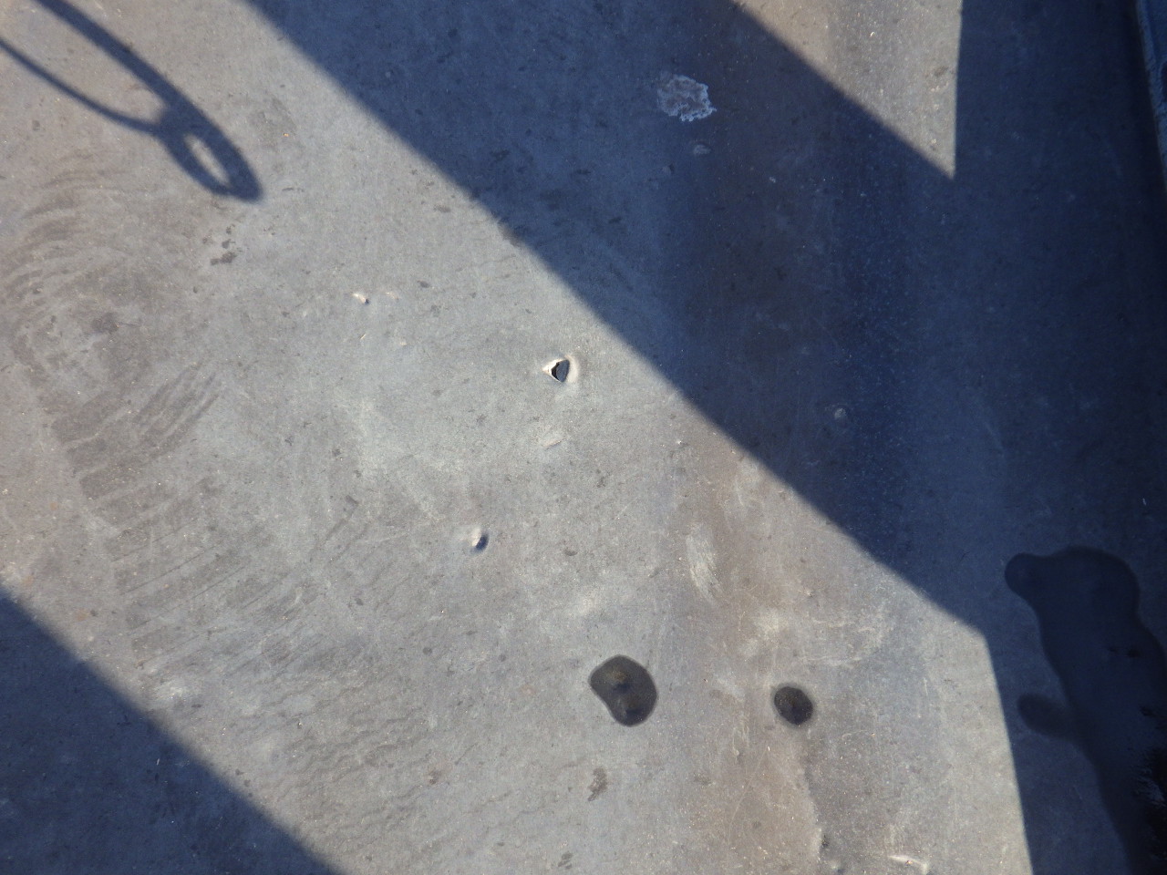 屋根表面に見られる複数の穴（2枚目）