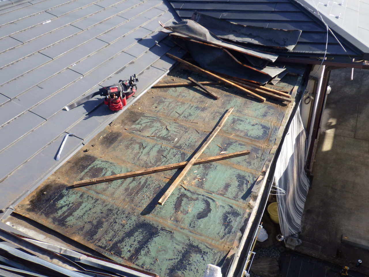 銅板屋根の撤去中です