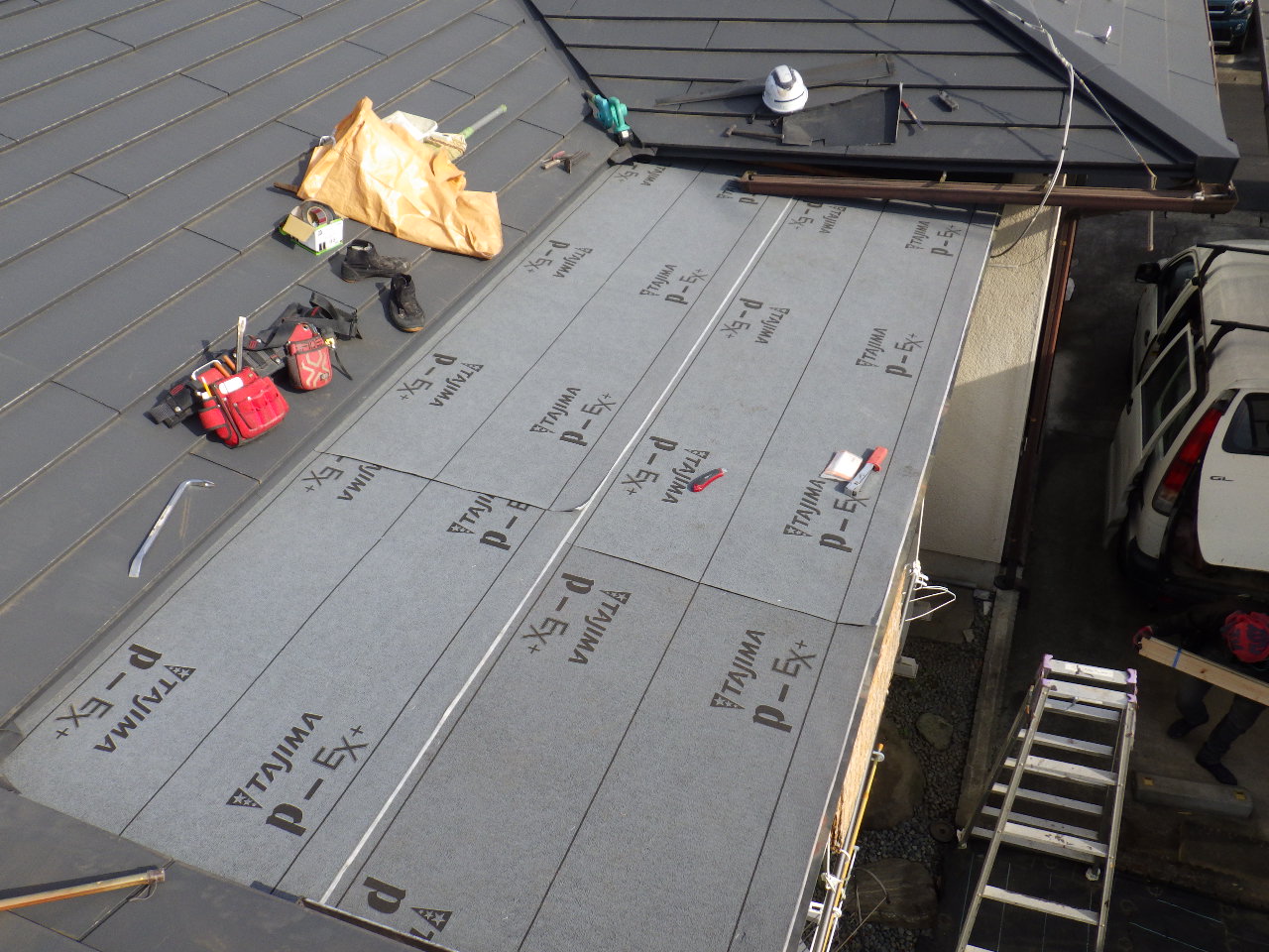 ルーフィングを貼り付けました