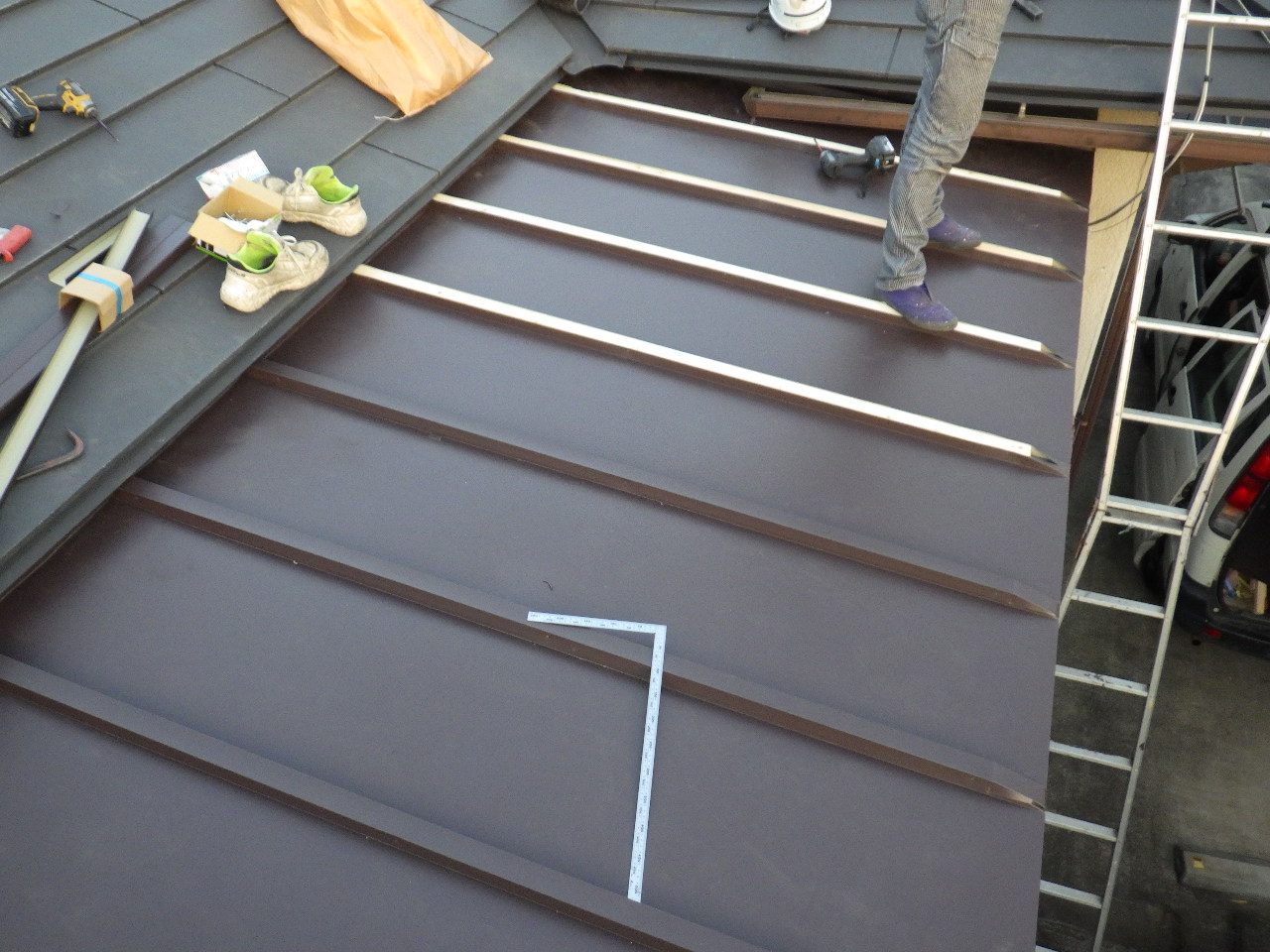 宇都宮市で銅板葺き瓦棒屋根の葺き替え工事が着工しました