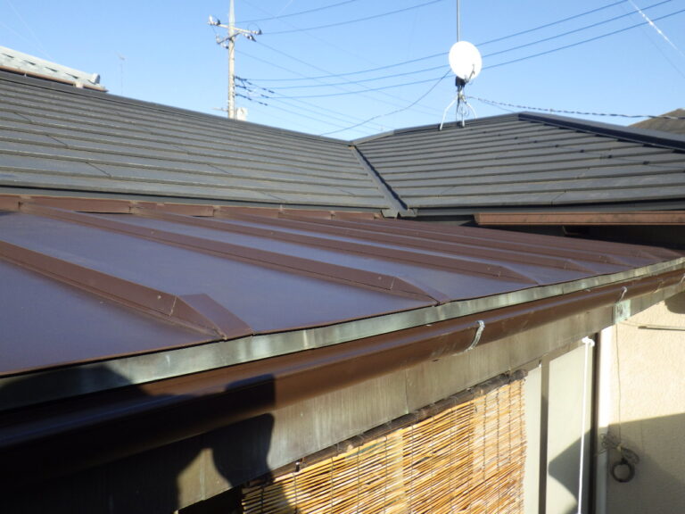 宇都宮市の屋根葺き替え工事　板金製エプロンで雨仕舞