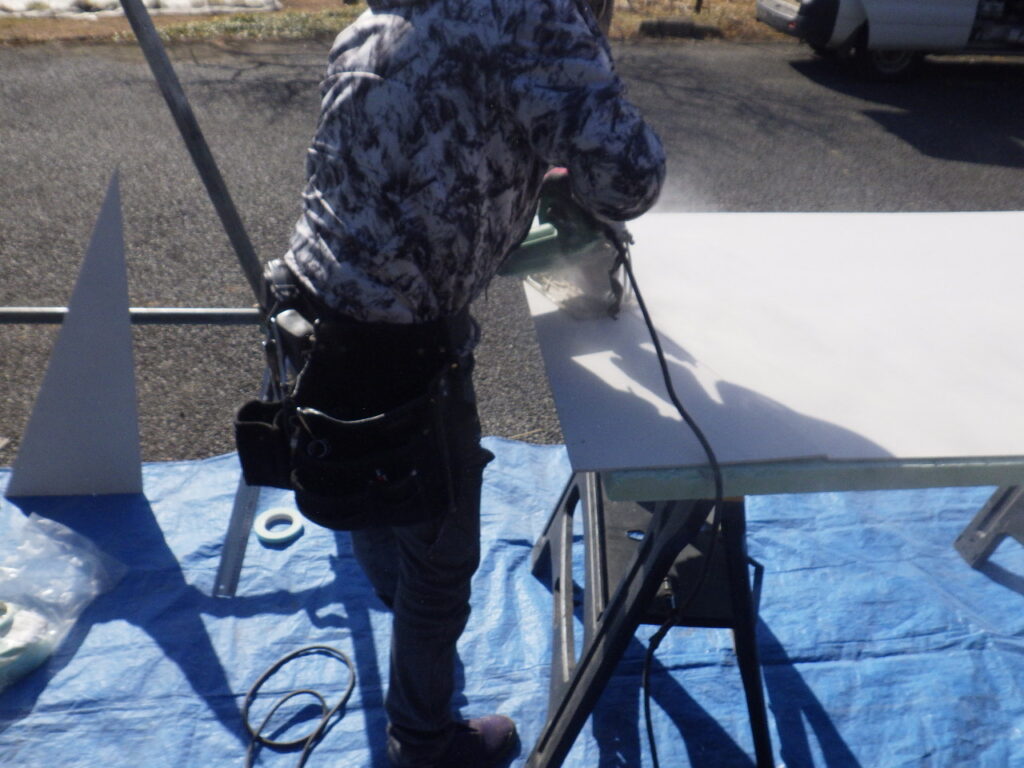 ケイカル板の加工中