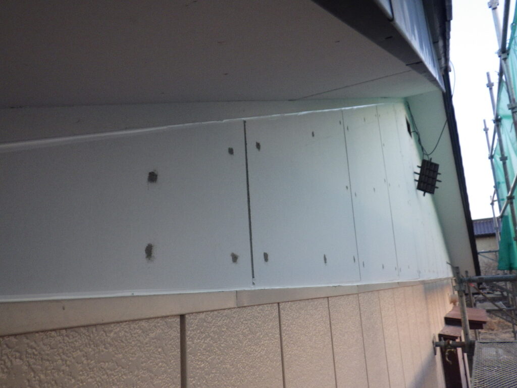 宇都宮市で漆喰妻壁のカバー工事　漆喰妻壁ひび割れの危険性