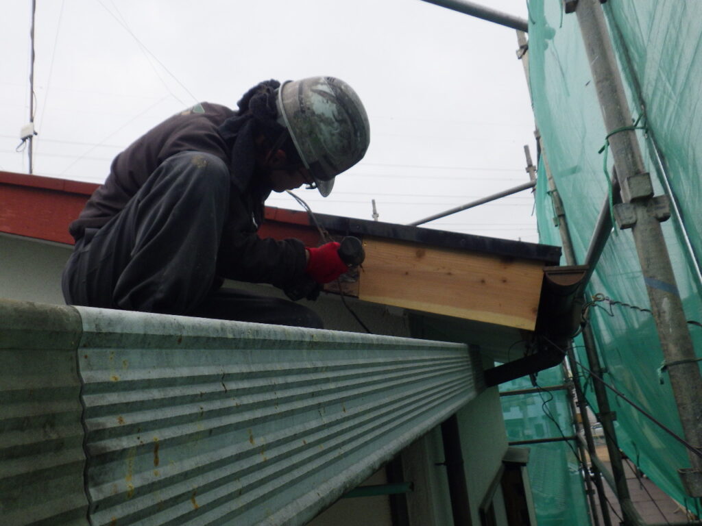 破風板取り付け中