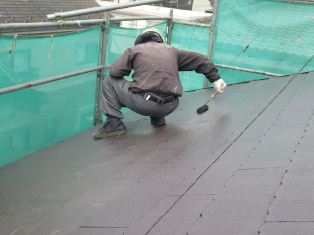 大屋根上塗り塗装中