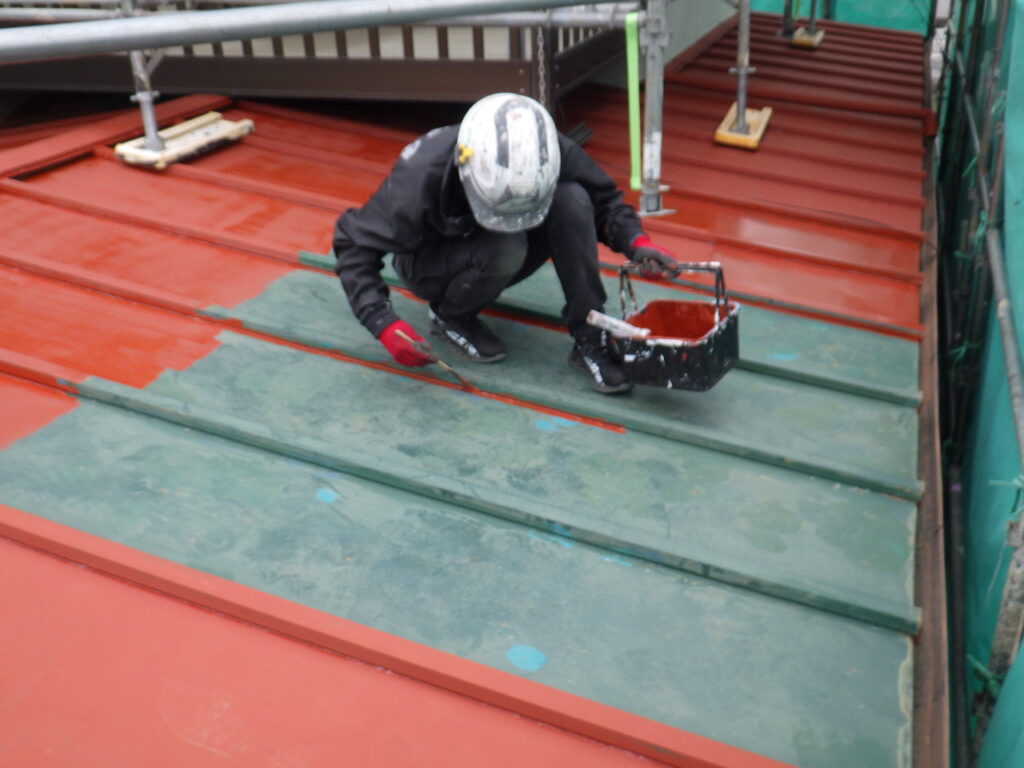 宇都宮市の２階建て板金屋根でケレンして錆止め塗装