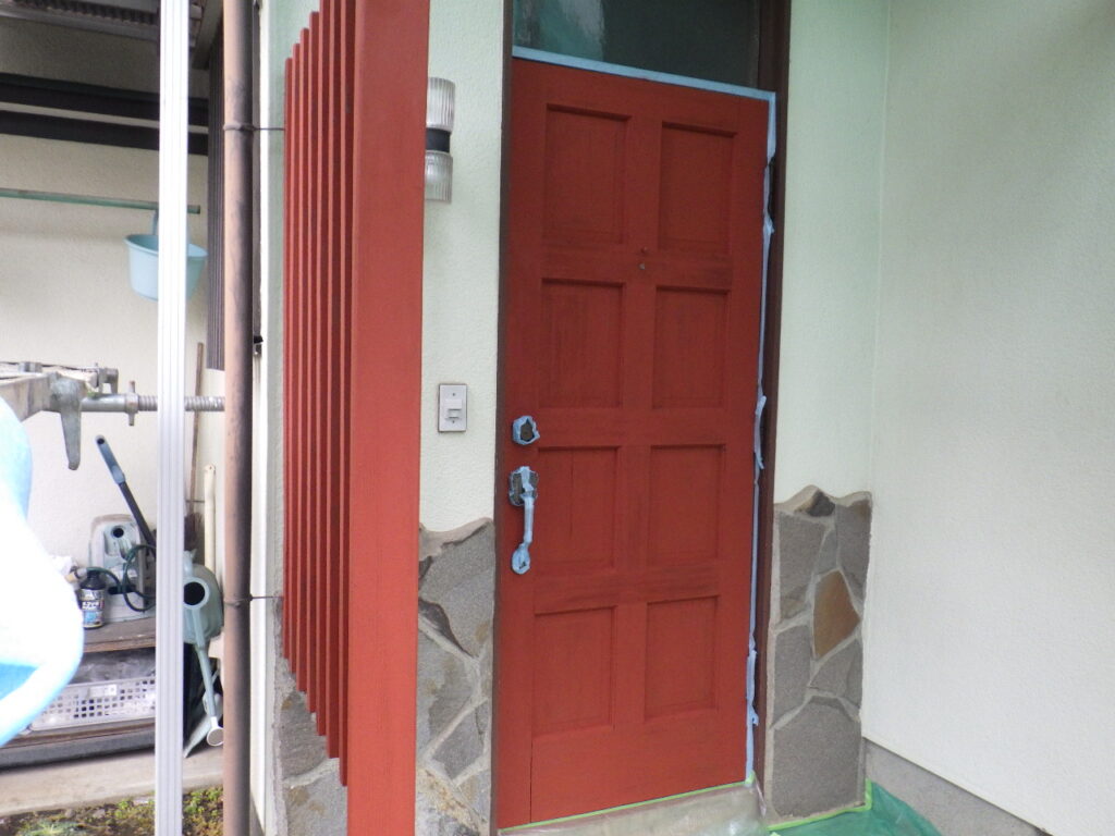 玄関ドアの下塗り終了
