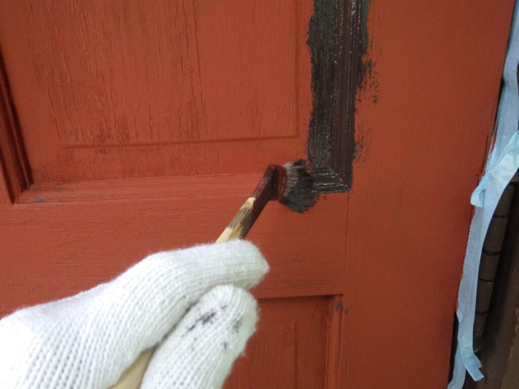 玄関ドア中塗り中