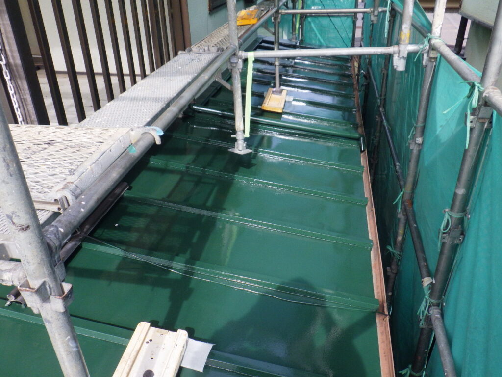 下屋根上塗り終了