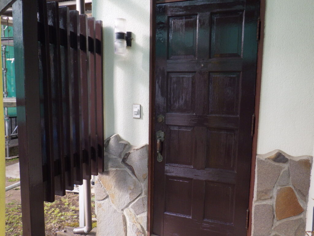 玄関ドア上塗り終了