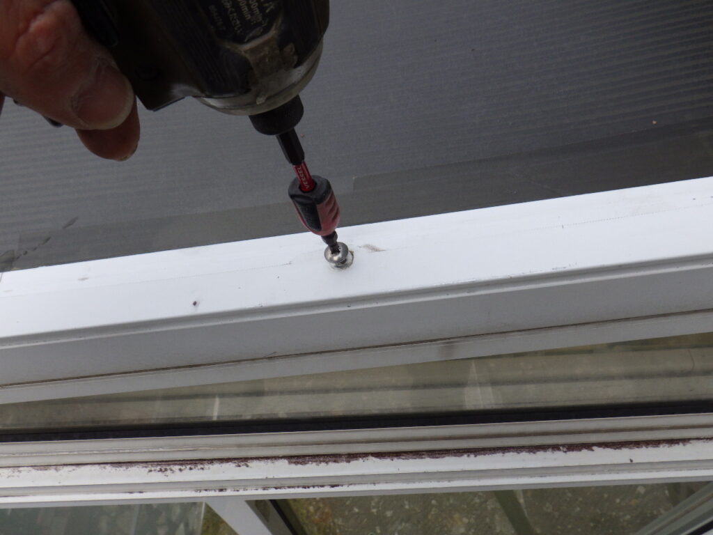 既存テラス屋根材の撤去中