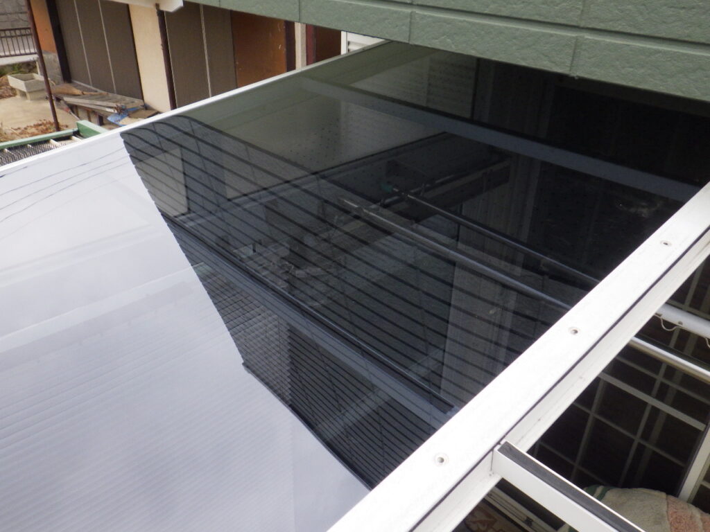 新規屋根材の仮置き中