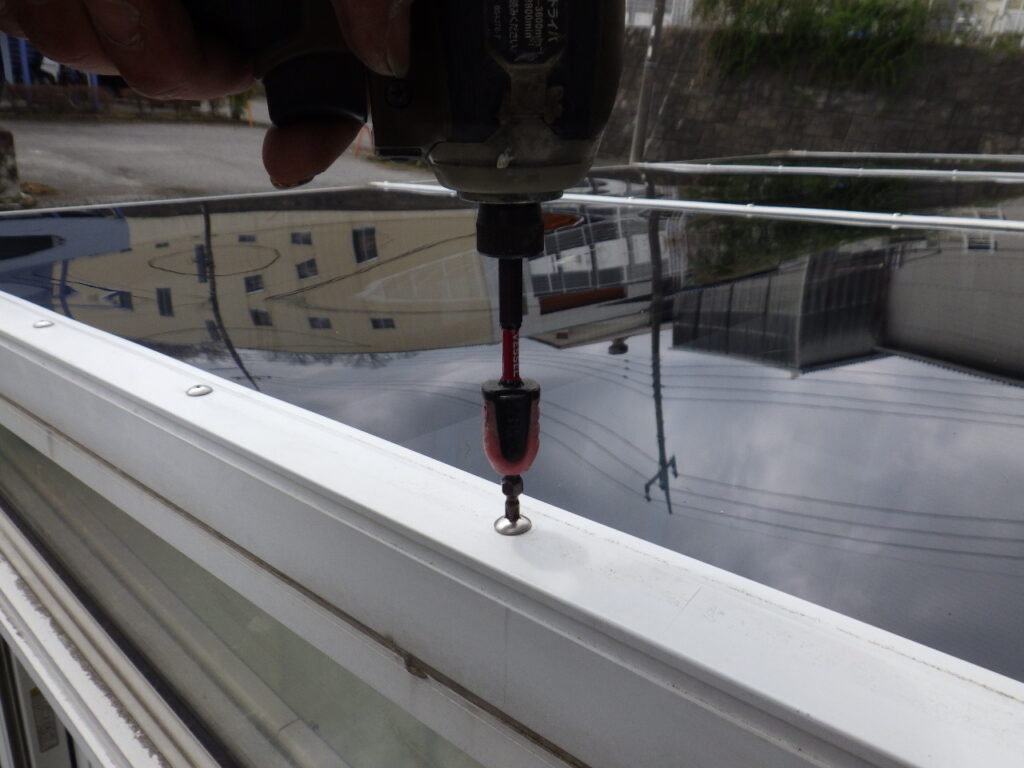 宇都宮市の洋風２階建て住宅で割れた１階サンルーム屋根交換工事