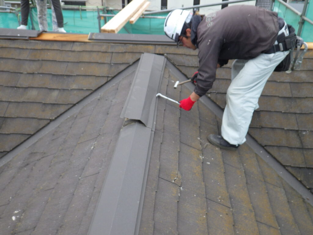 棟板金の解体中