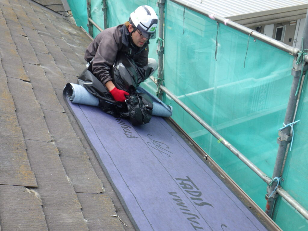 ルーフィングの貼り付け中