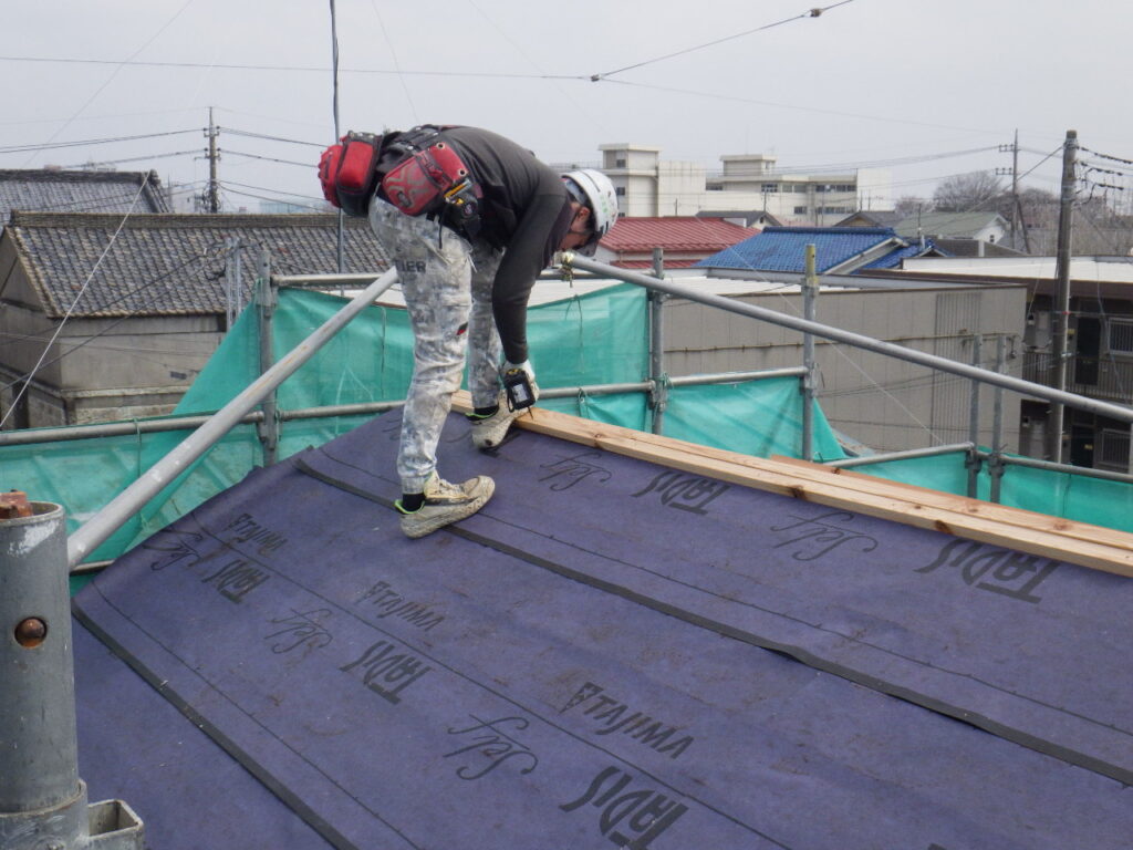 棟木の取り付け中