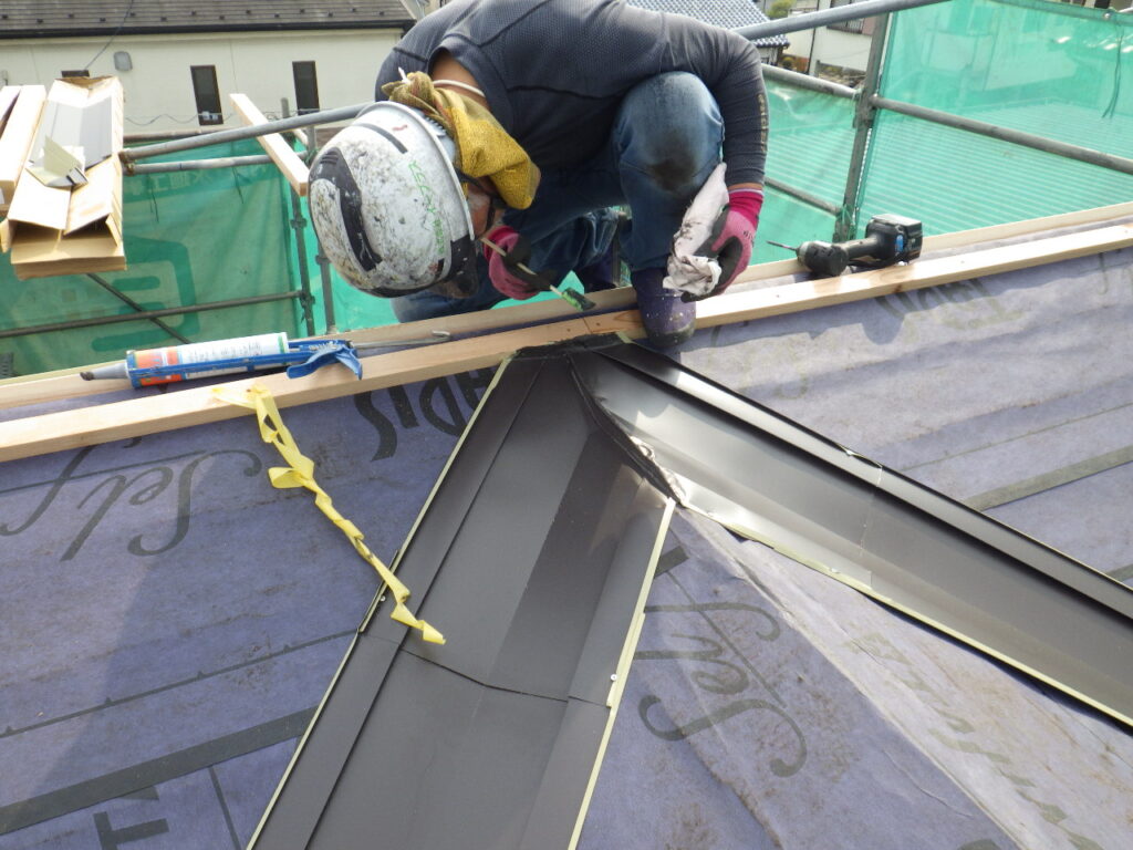 谷樋の取り付け中