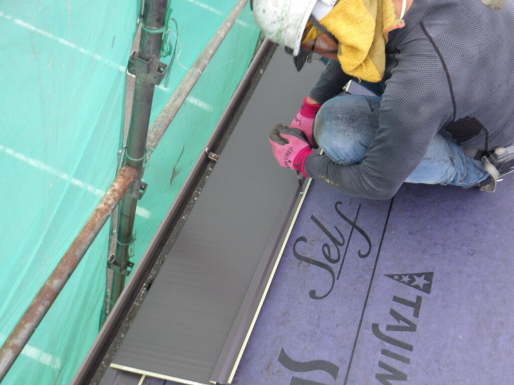 １段目ルーフ貼り付け中