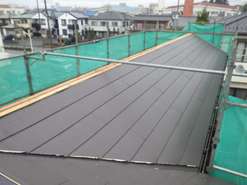 宇都宮市で老朽化した切妻屋根のスレートを金属にカバー工事