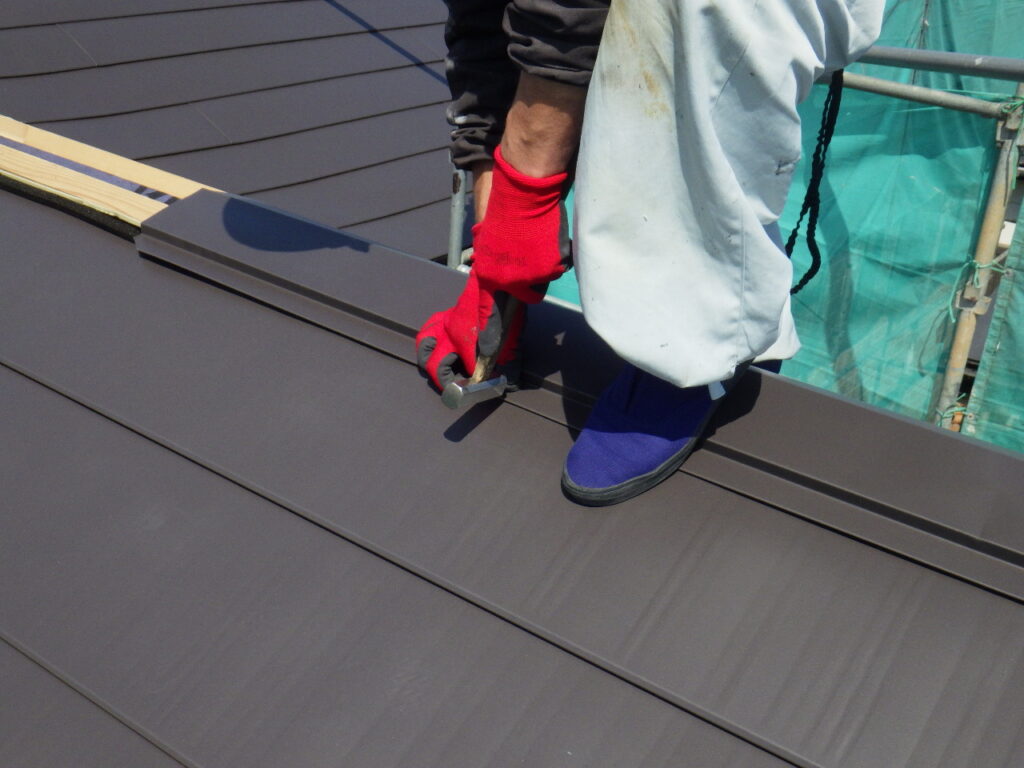 棟板金の固定中