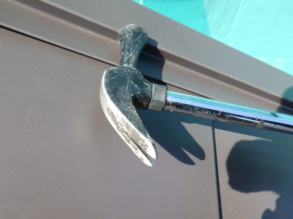 ケラバ板金の固定中