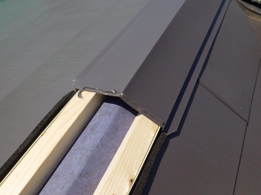 棟板金繋ぎにシーリング処理