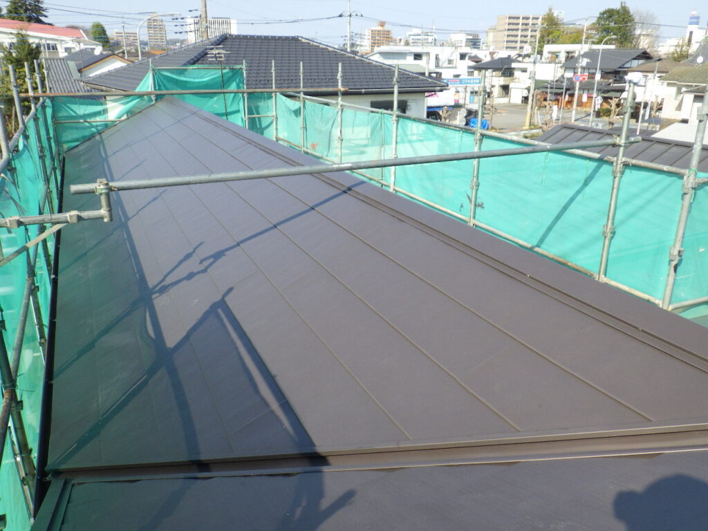 宇都宮市で戸建て和風住宅の屋根カバー工事の役物板金取り付け