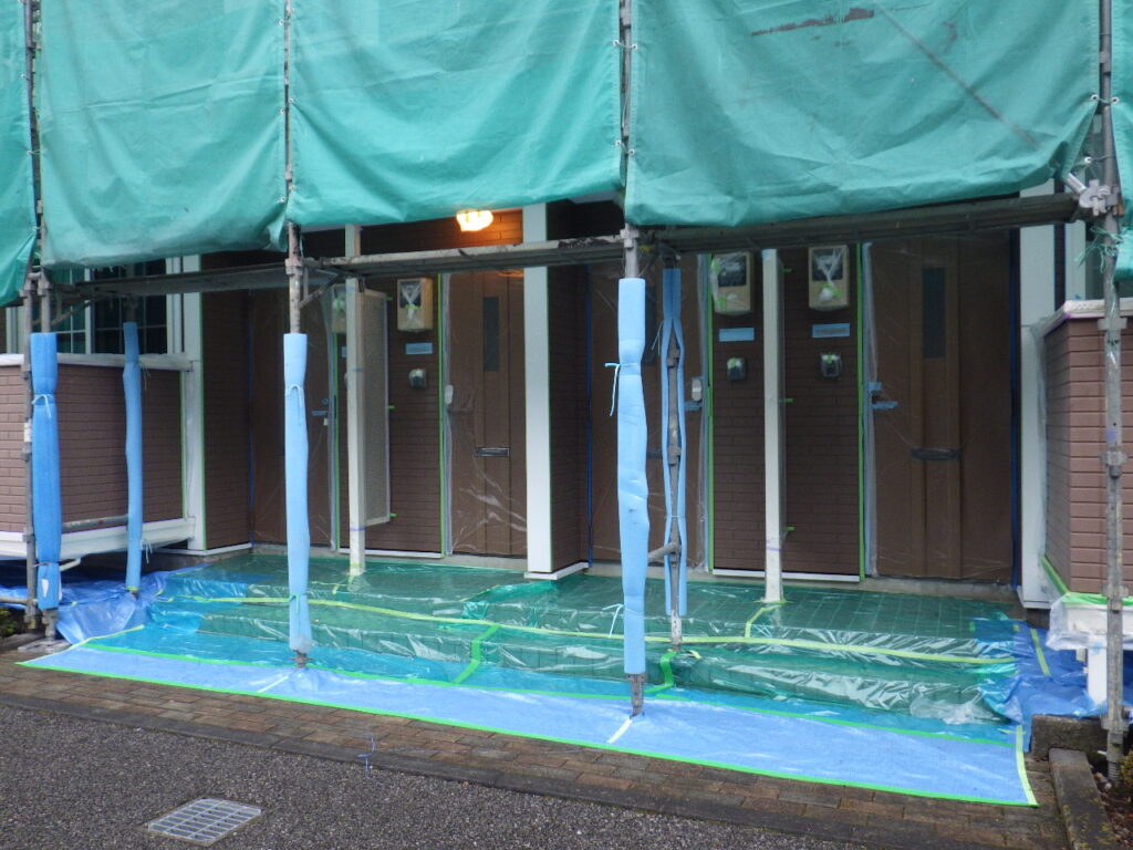 玄関周りの養生終了