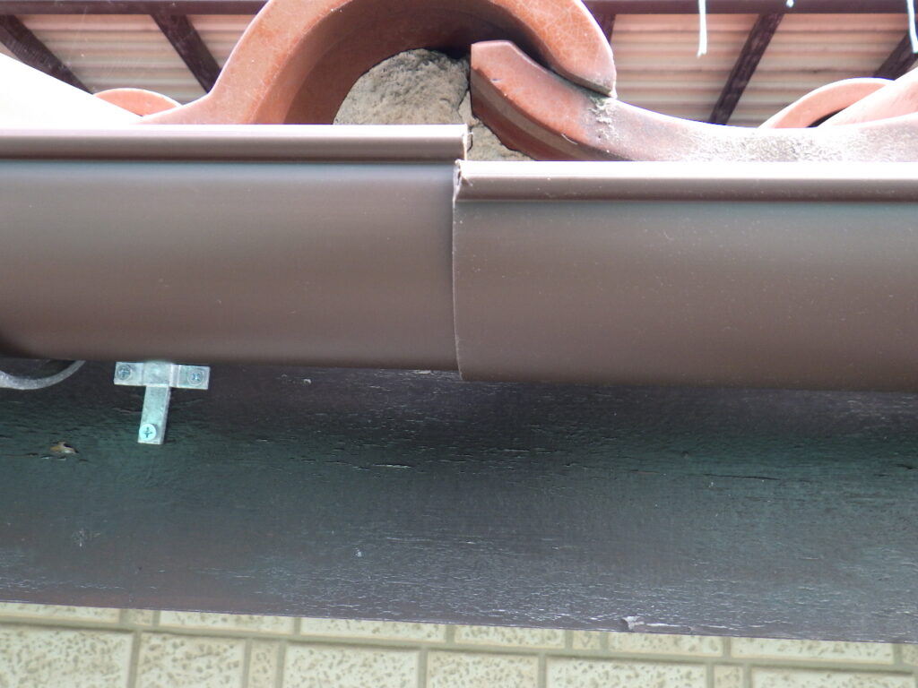 軒樋の仮置き中