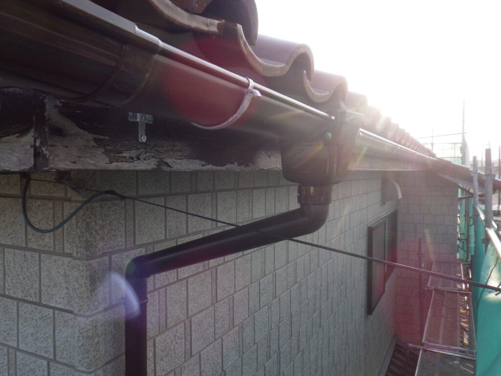宇都宮市の２階建て和風住宅の雨樋交換で軒樋と竪樋取り付け