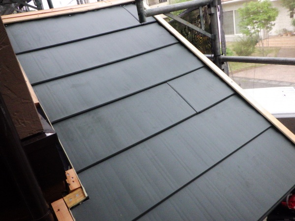 宇都宮市の屋根カバー工事で下屋根のルーフを貼り付けました。