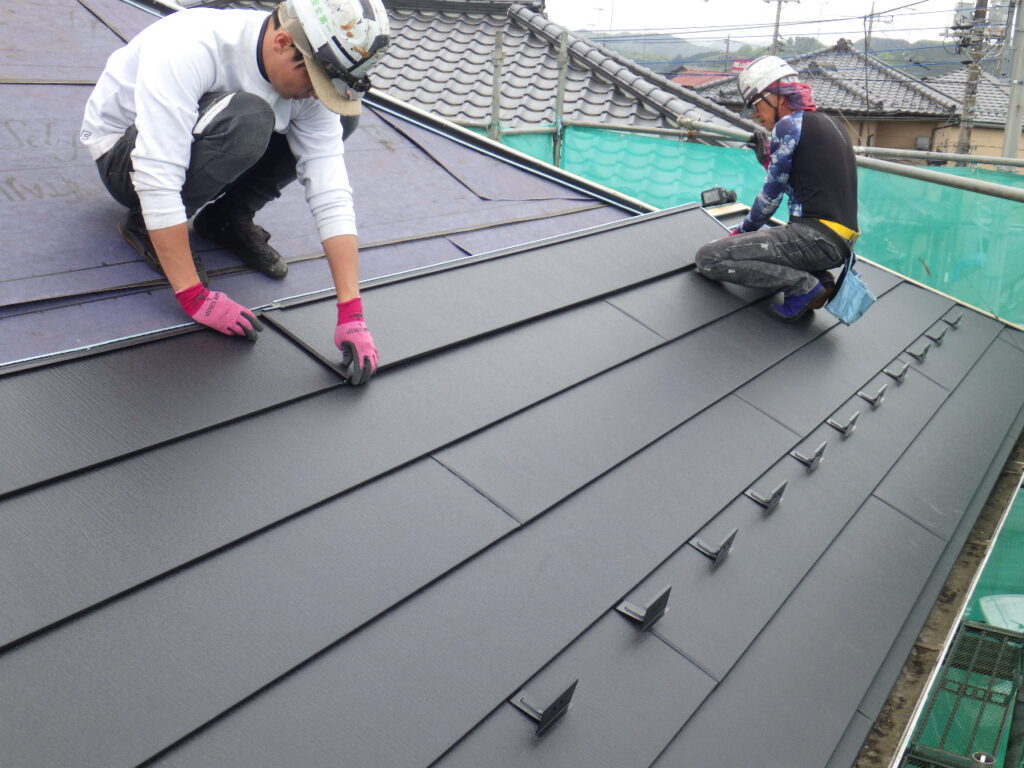 宇都宮市洋風住宅で雨樋、擁壁塗装と屋根カバールーフ貼り