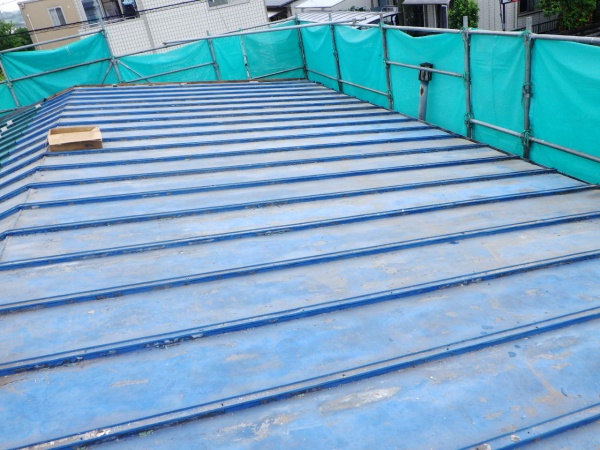 宇都宮市の瓦棒屋根重ね葺き工事で４５ロック吊り子を取り付けました