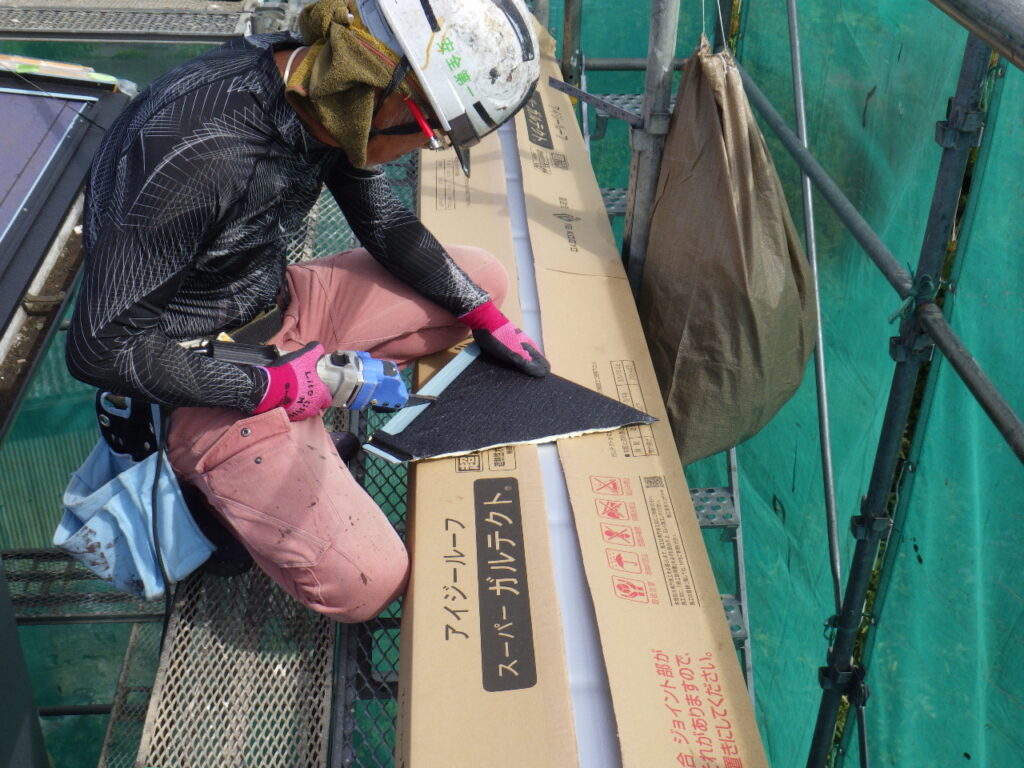宇都宮市屋根カバー工法ルーフ貼り付け　下屋根下地施工