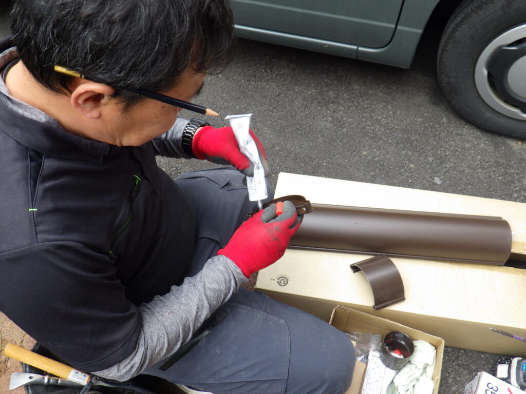 役物取り付け中