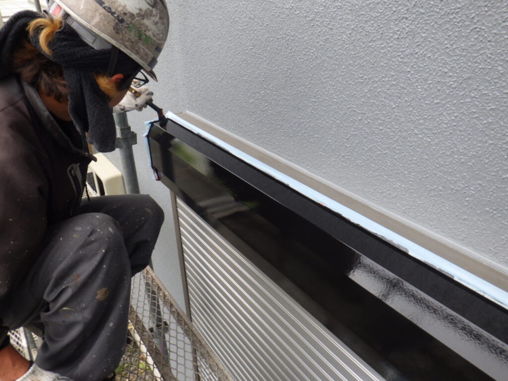 シャッターボックス上塗り中