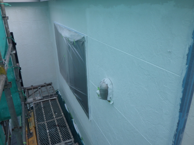 宇都宮市でケンエースG-2を使い軒天を塗装、外壁下塗り