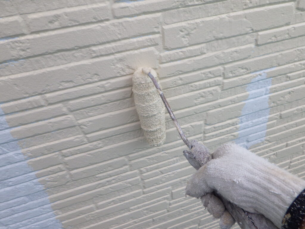 外壁面の中塗り塗装中です