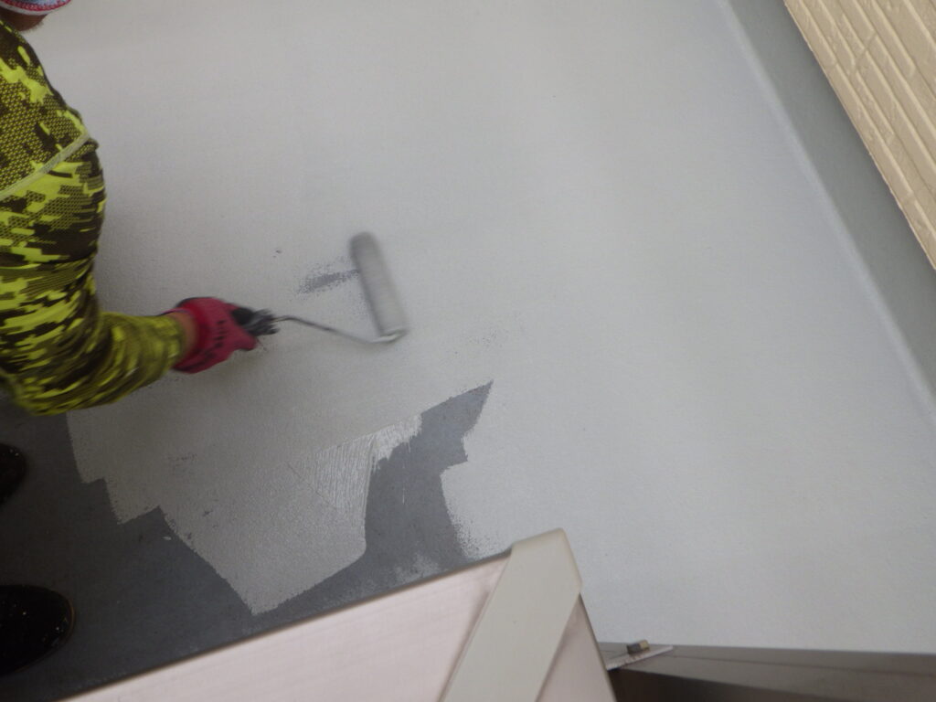 ベランダ床のトップ１回目塗装中です