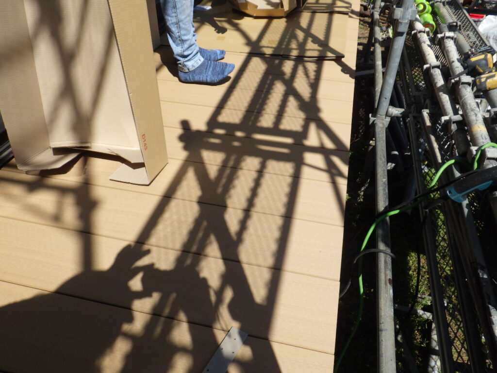 小山市屋根工事ウッドデッキ設置 谷樋の上塗り塗装とウッドデッキ組立
