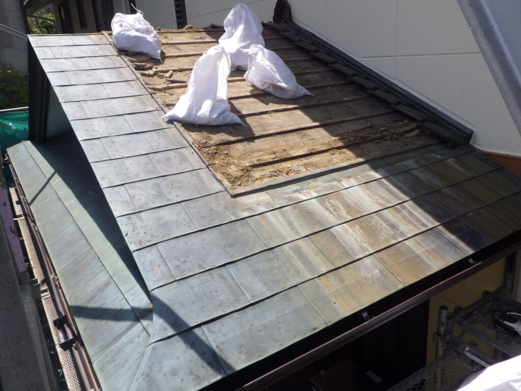 日光市で横暖ルーフを使い玄関瓦屋根の葺き替え工事をしました。