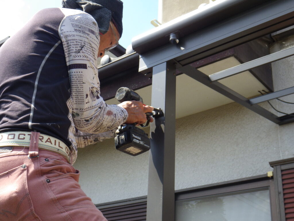 竪樋取り付け中