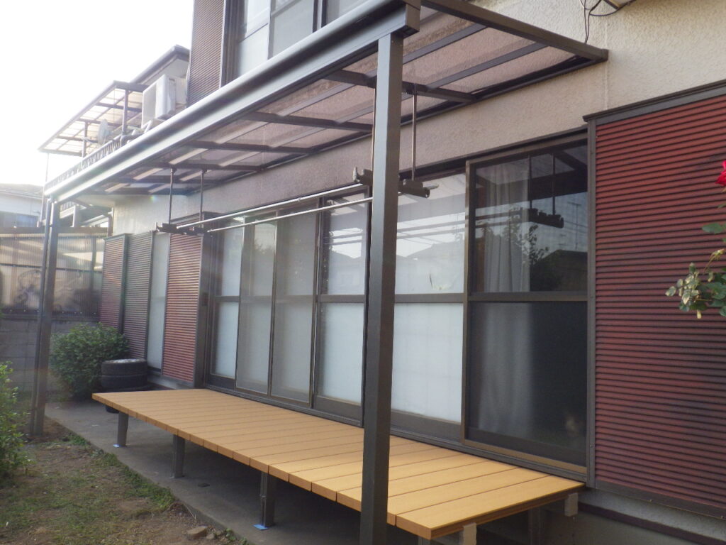 小山市ウッドデッキにテラス屋根を新設ベランダ撤去後の外構工事