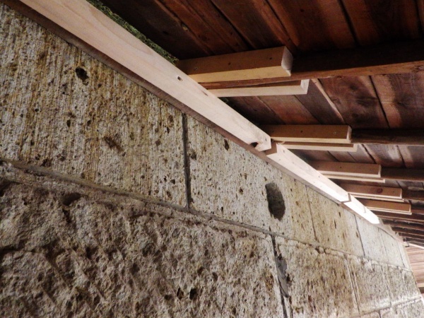 屋根垂木の補修中です