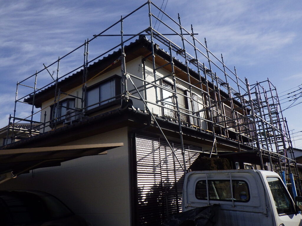 栃木市で水シャットを使い和瓦の漆喰詰め増しをしました。